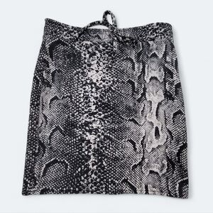 NEW Pretty Little Thing Snakeprint skirt Size 6